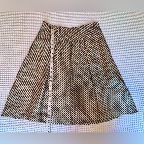 Banana Republic silk pleated skirt. - Picture 5 of 7